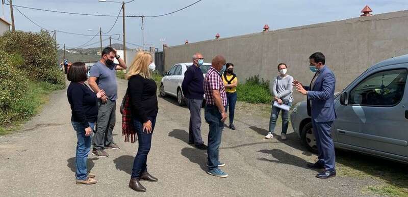 El alcalde Héctor Suárez con vecinos afectados/TA.